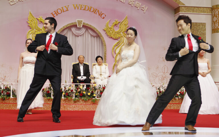 How many couples were married in the first mass wedding performed by the Rev. Sun Myung Moon?