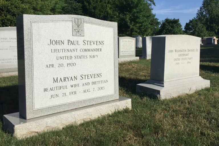 How many U.S. presidents are buried in Arlington National Cemetery?