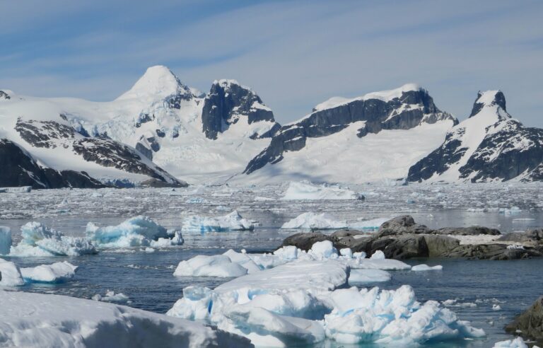 How thick is the ice that covers Antarctica?