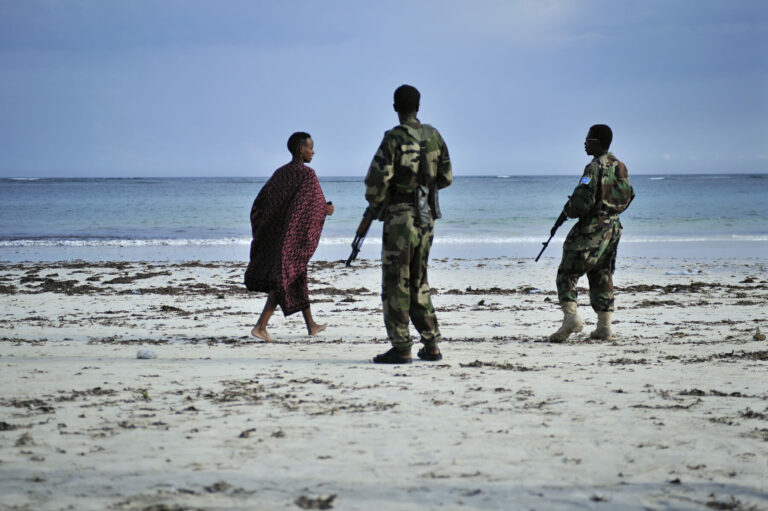 Were there more journalists or troops on the beach when U.S. forces first arrived in Somalia in 1992?