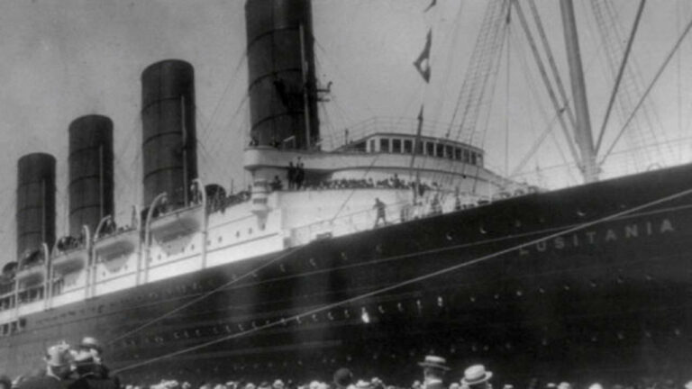 What nationality was the Lusitania that sunk by a German submarine in 1915?