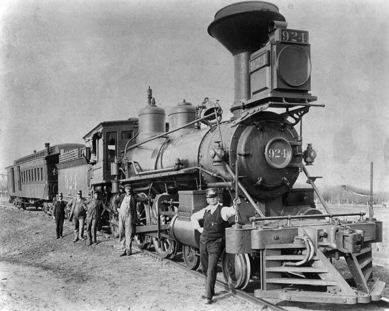 What were the major ethnic groups employed in the building of the first transcontinental railroad in the U.S.?