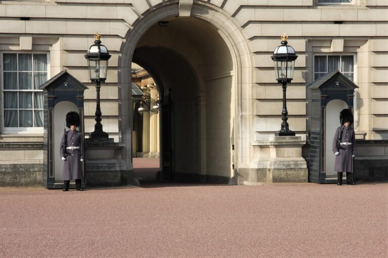 Who built Buckingham Palace?