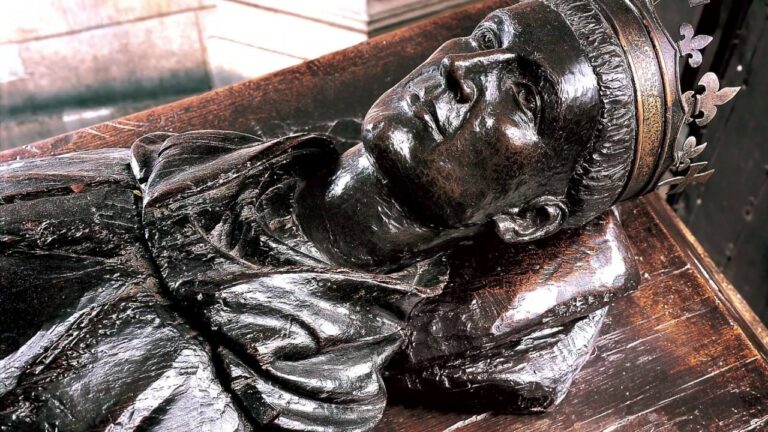 Who can be buried in Westminster Abbey?