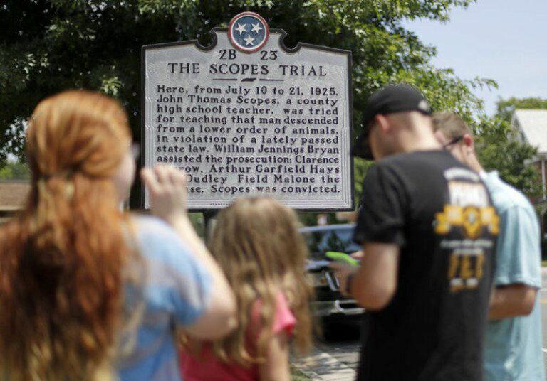 Who won the Scopes trial in 1925 which was about illegally teaching the theory of evolution?